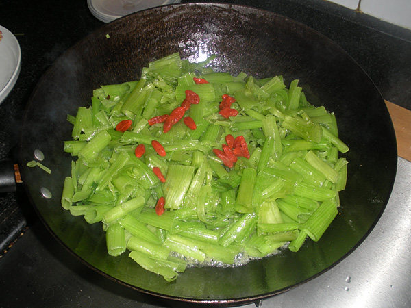 枸杞清炒菠菜梗步骤10