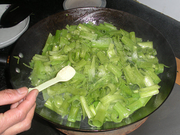 枸杞清炒菠菜梗步骤8
