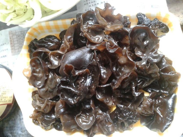 牛肉炒木耳步骤2