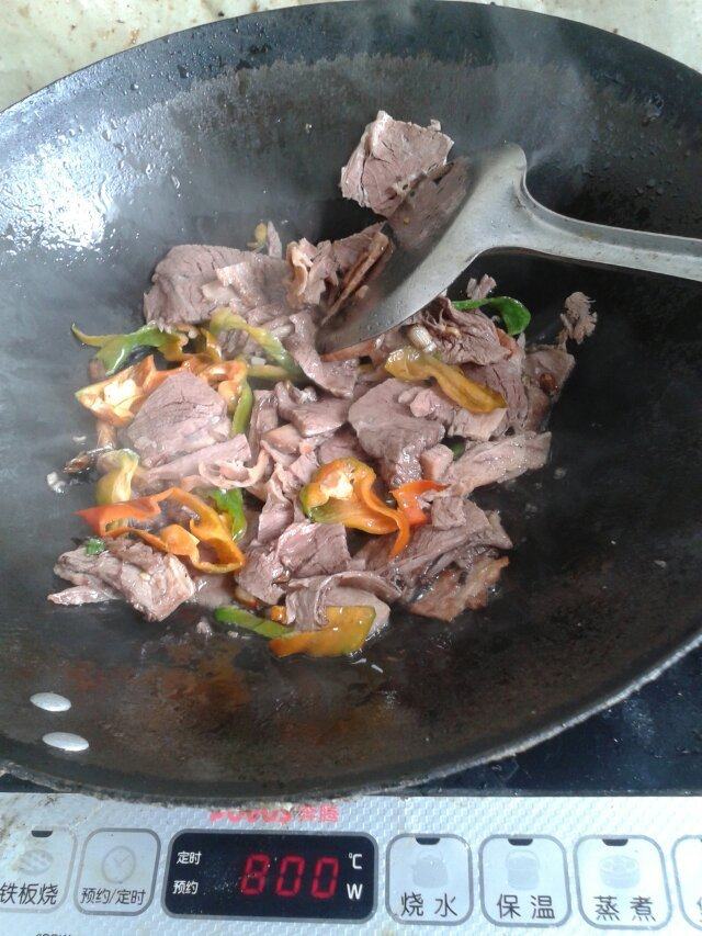 牛肉炒木耳步骤4