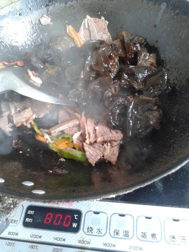 牛肉炒木耳步骤5