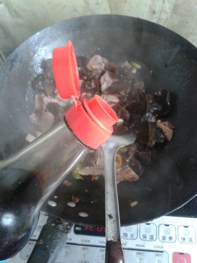 牛肉炒木耳步骤6