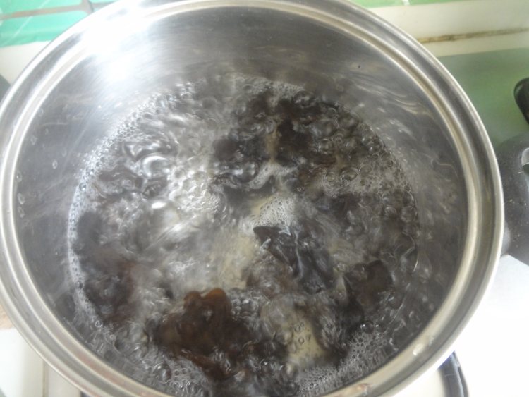 莴笋炒木耳步骤2