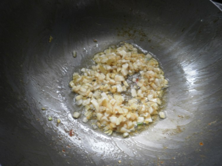 泡酸菜炒鸡血旺步骤3