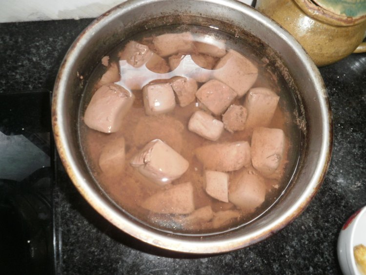 泡酸菜炒鸡血旺步骤2