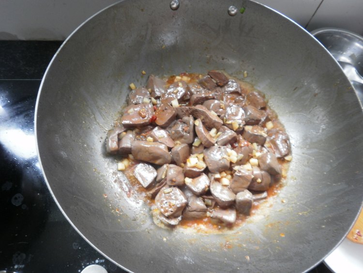 泡酸菜炒鸡血旺步骤5