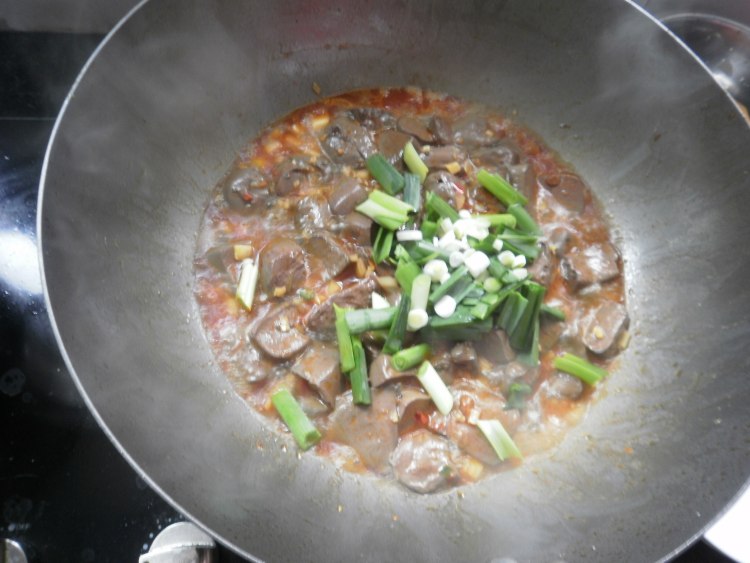 泡酸菜炒鸡血旺步骤6