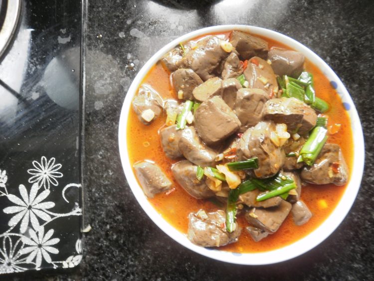 泡酸菜炒鸡血旺步骤7