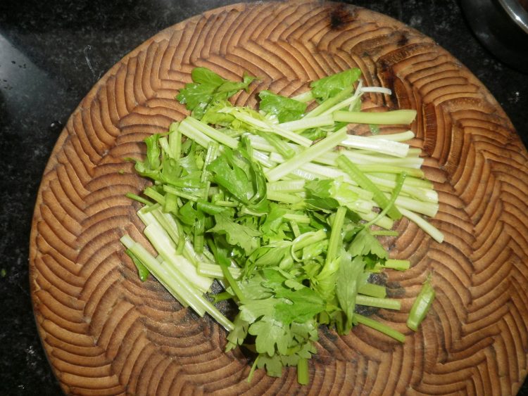 芹菜炒血旺步骤2