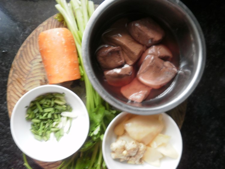 芹菜炒血旺步骤1