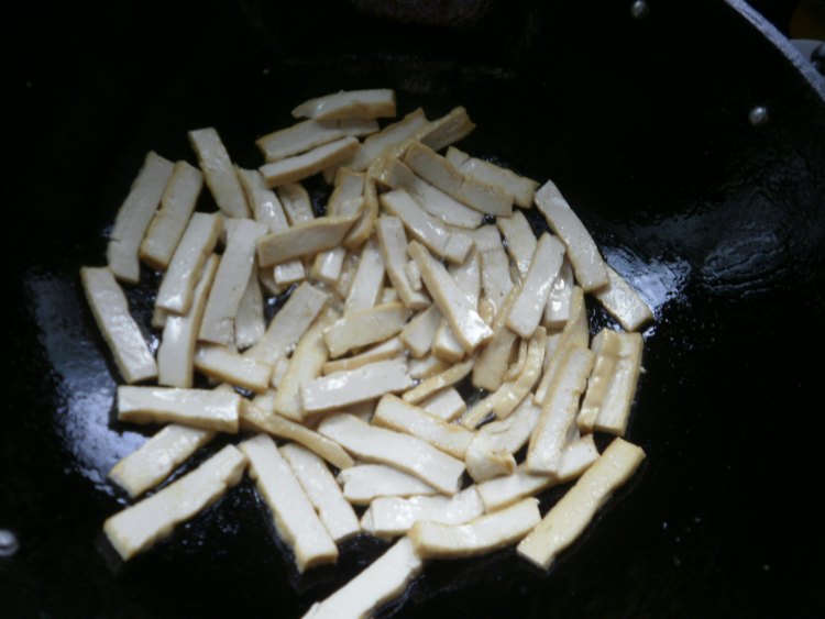韭菜炒豆干步骤4