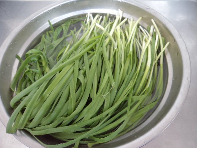 虾皮木耳韭菜馅蒸包步骤3