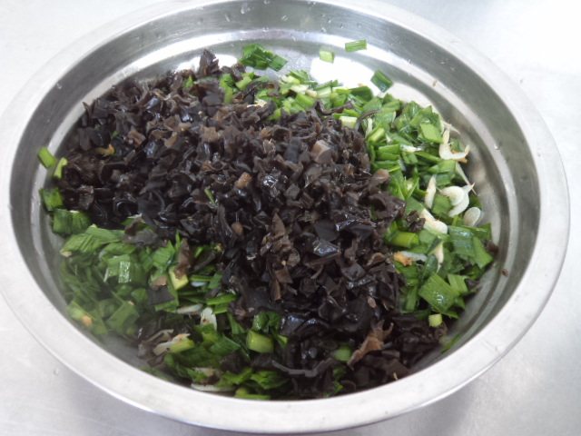 虾皮木耳韭菜馅蒸包步骤6