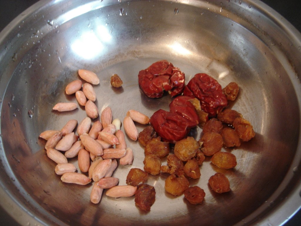 红枣桂圆花生粥步骤3