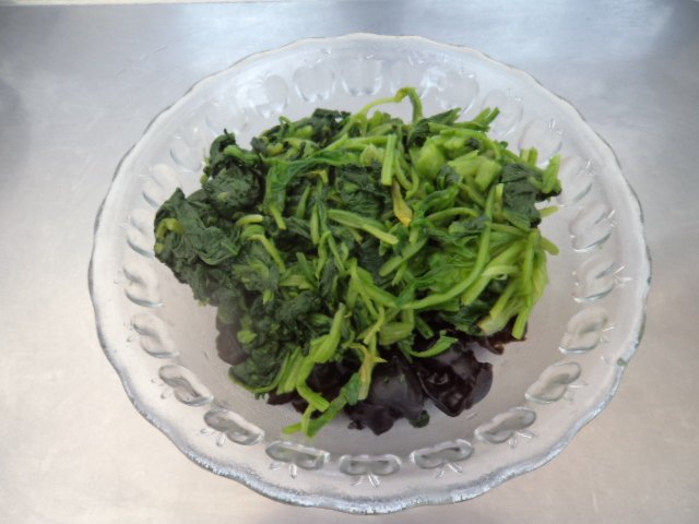 菠菜拌黑木耳步骤5