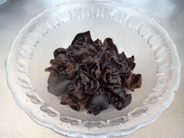 菠菜拌黑木耳步骤4