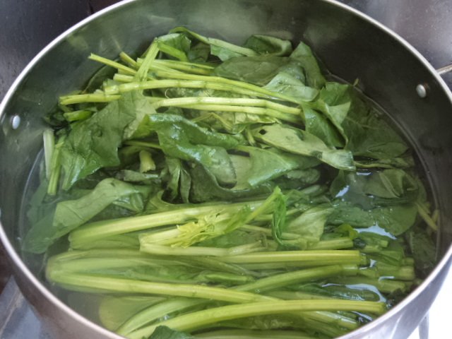 菠菜拌黑木耳步骤3