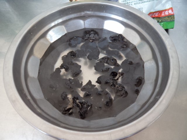 菠菜拌黑木耳步骤1