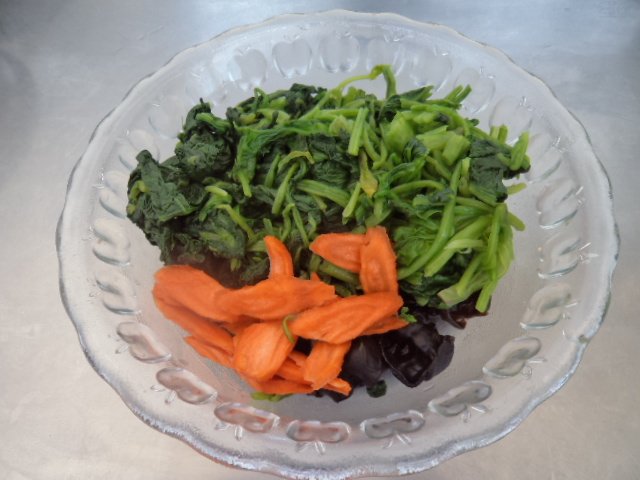 菠菜拌黑木耳步骤6