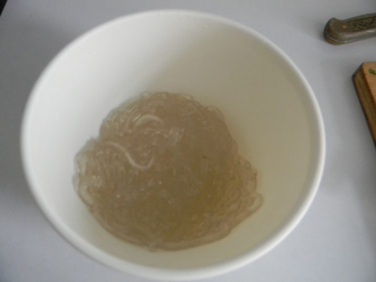 葱香菠菜拌粉条步骤1