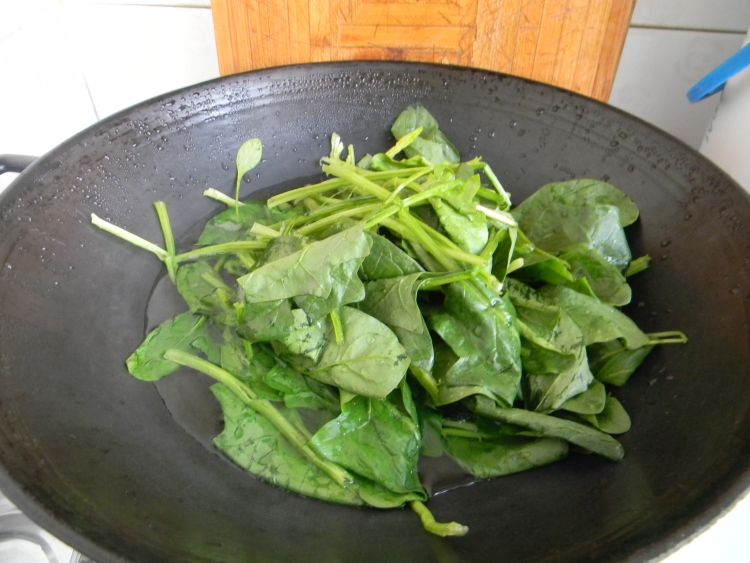 葱香菠菜拌粉条步骤2