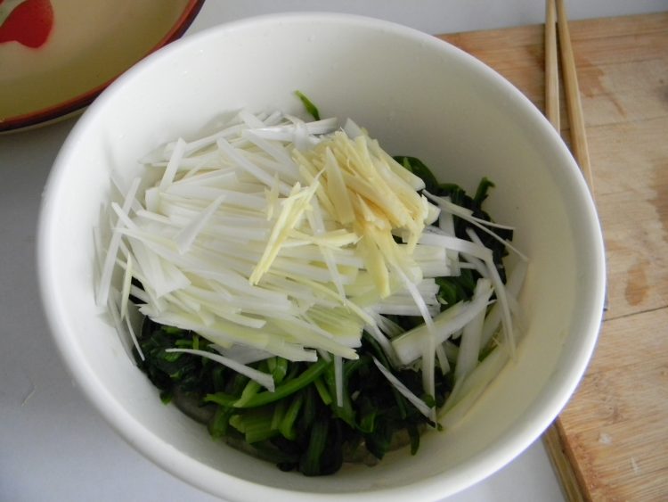 葱香菠菜拌粉条步骤6