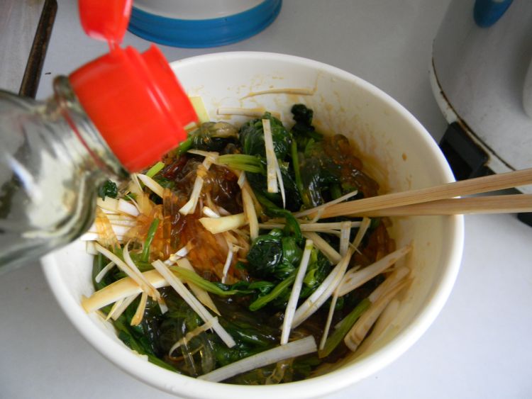 葱香菠菜拌粉条步骤8