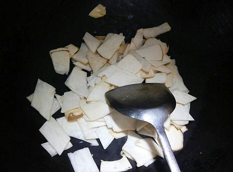 里脊肉炒杏鲍菇步骤3