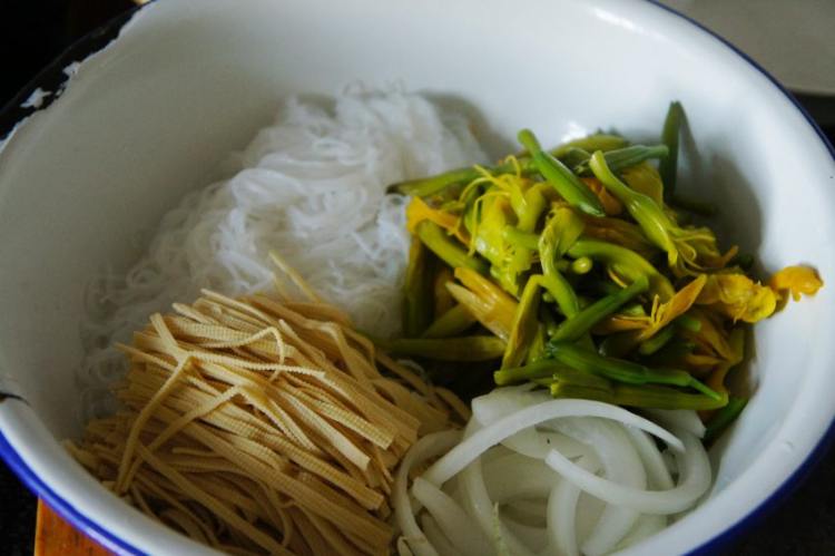 【手工美食】凉拌黄花步骤5