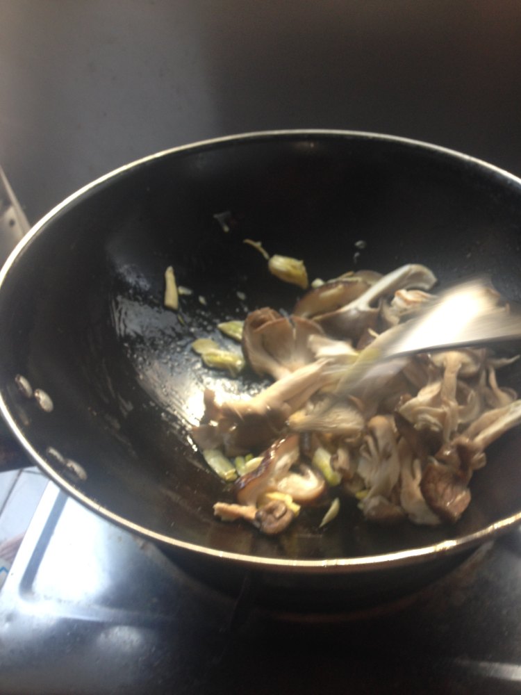 双菇炒青菜步骤7