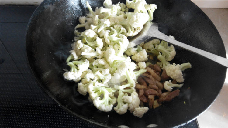 爆炒肉丝菜花步骤4