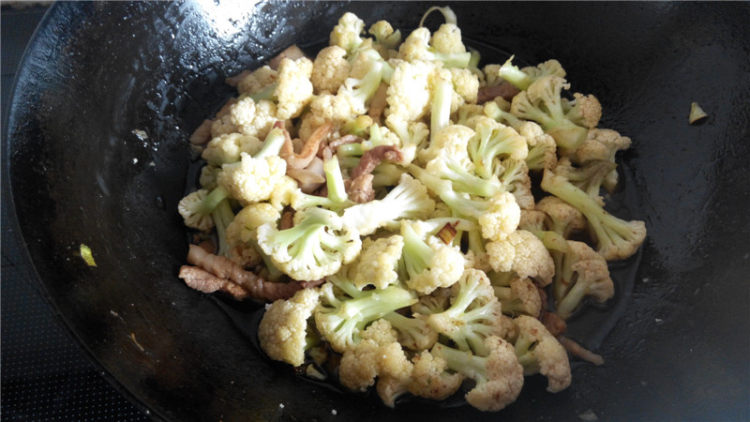 爆炒肉丝菜花步骤7