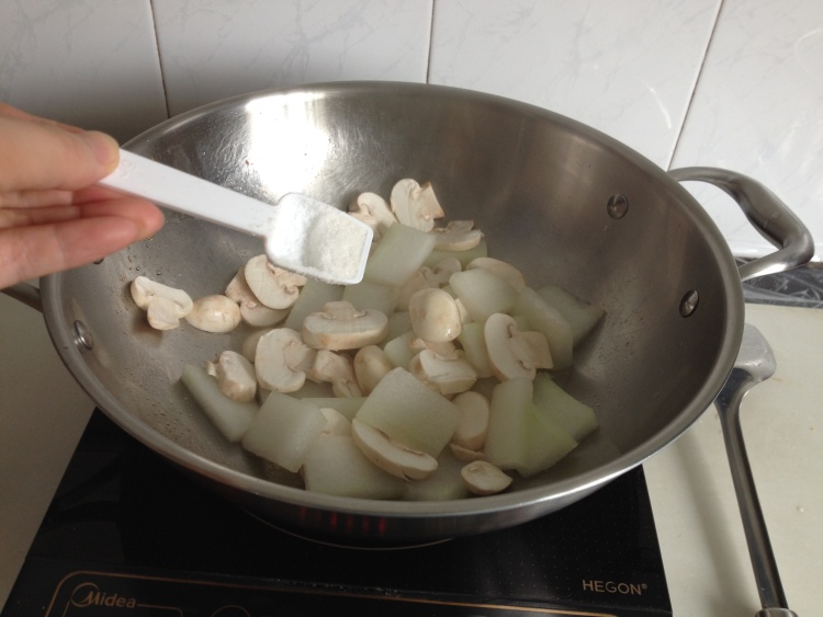 虾仁冬瓜炒口蘑步骤6