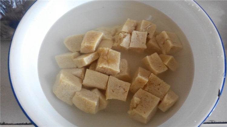 白菜胡萝卜炖冻豆腐步骤1