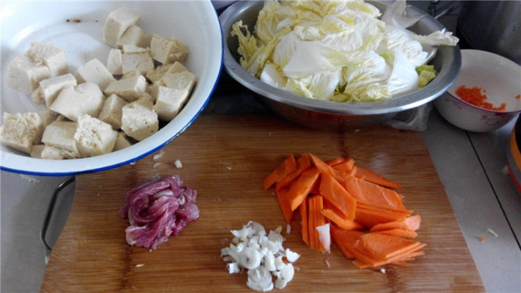 白菜胡萝卜炖冻豆腐步骤2
