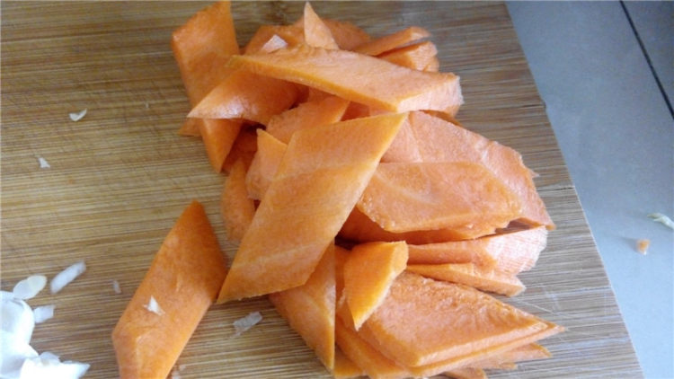 白菜胡萝卜炖冻豆腐步骤3