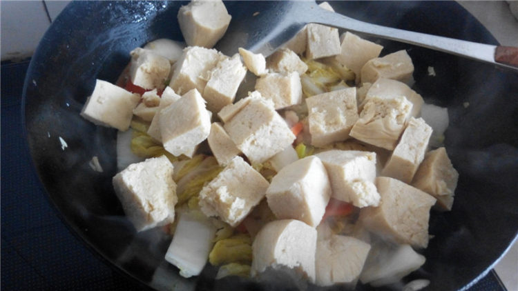 白菜胡萝卜炖冻豆腐步骤9