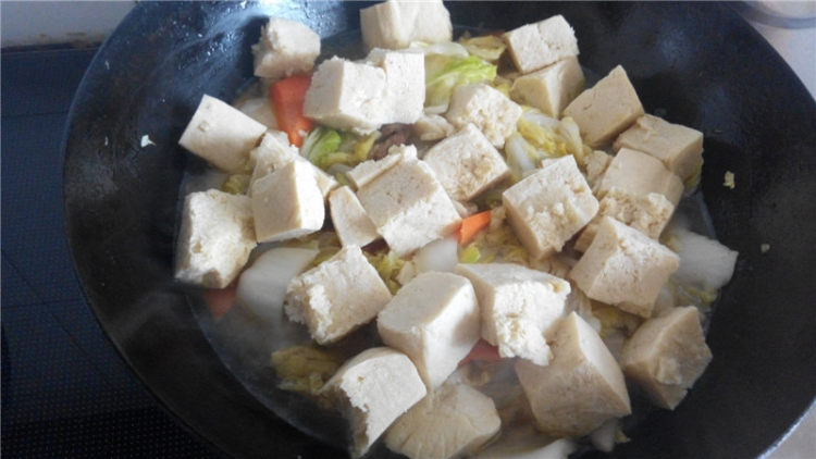 白菜胡萝卜炖冻豆腐步骤10