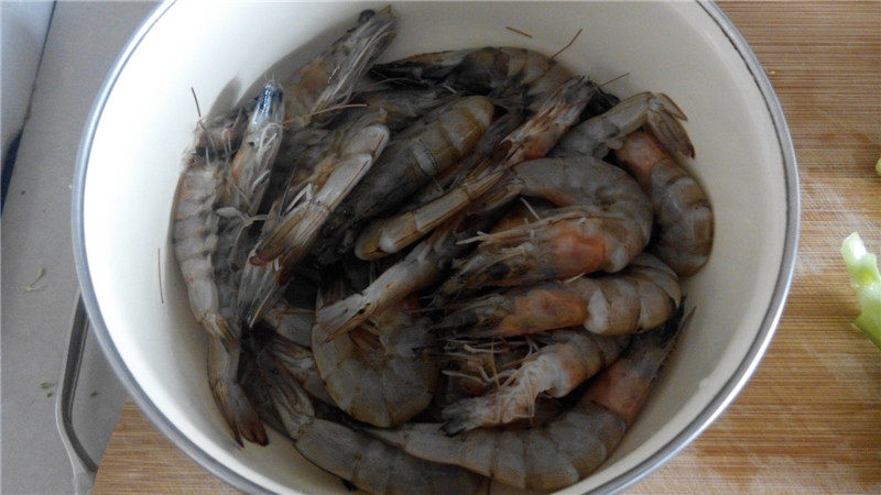 清蒸鲜虾西兰花步骤2