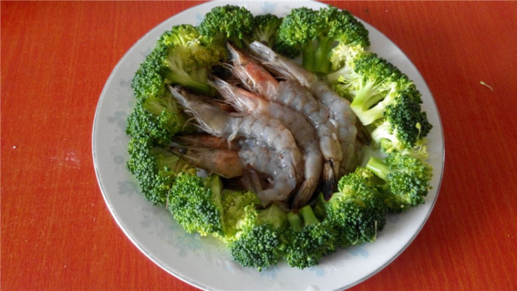 清蒸鲜虾西兰花步骤3