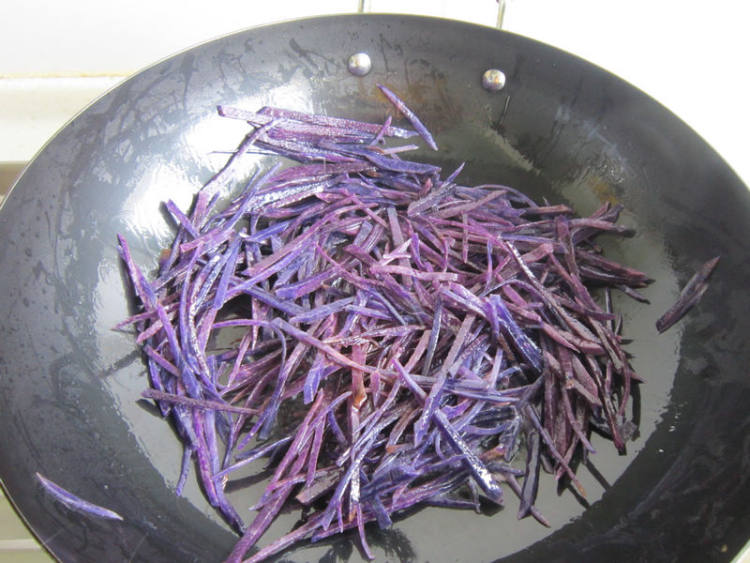 爆炒紫土豆丝步骤6