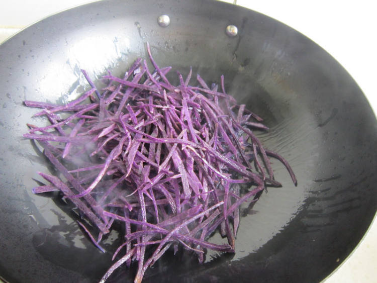 爆炒紫土豆丝步骤5