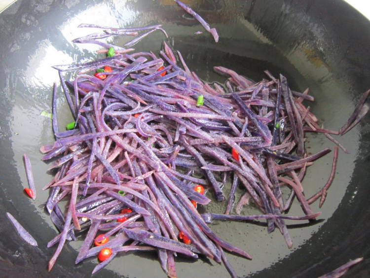 爆炒紫土豆丝步骤8