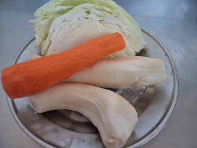 杏鲍菇炒圆白菜步骤1