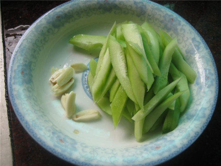 鲜鱿炒黄瓜步骤2