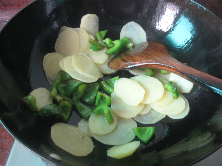 青椒土豆片步骤7