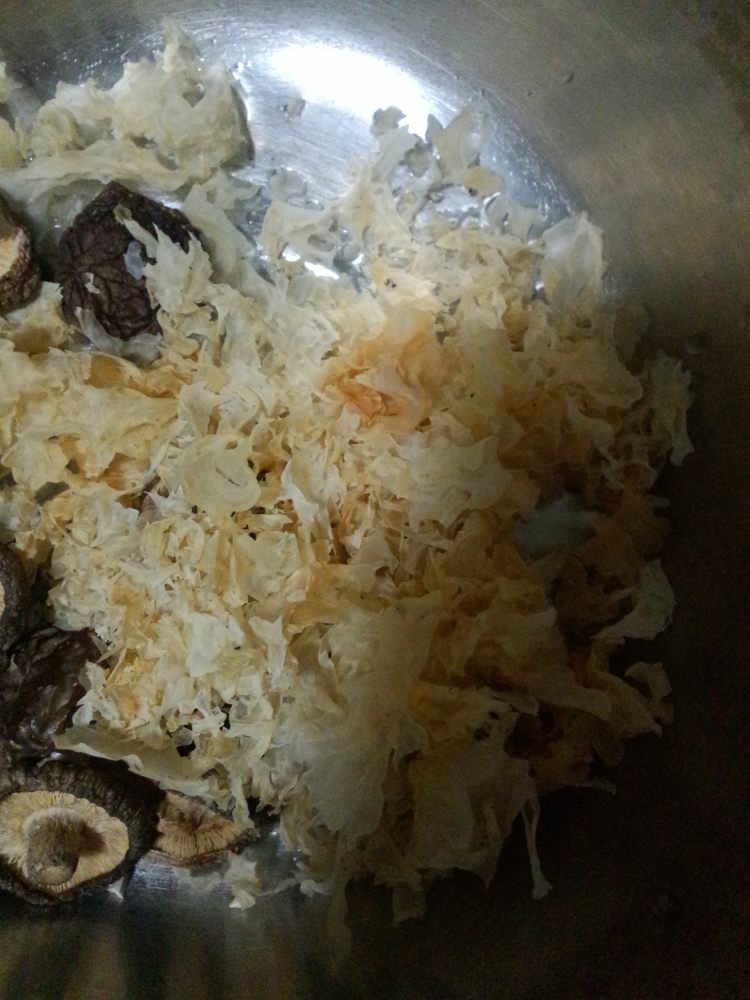 圆白菜拌双耳步骤1