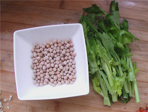 芹菜叶炒豌豆步骤1