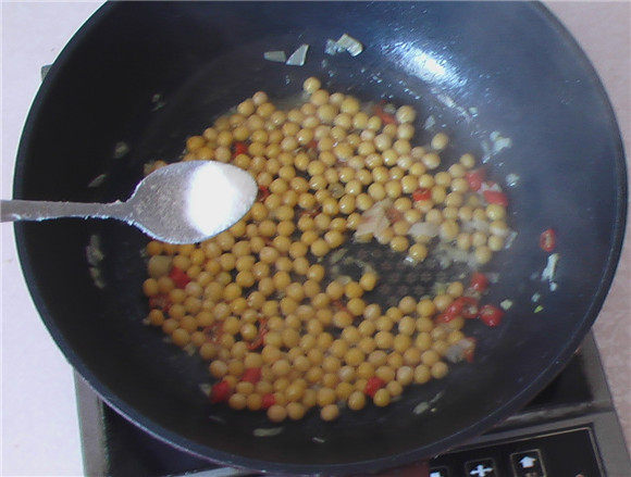 芹菜叶炒豌豆步骤8