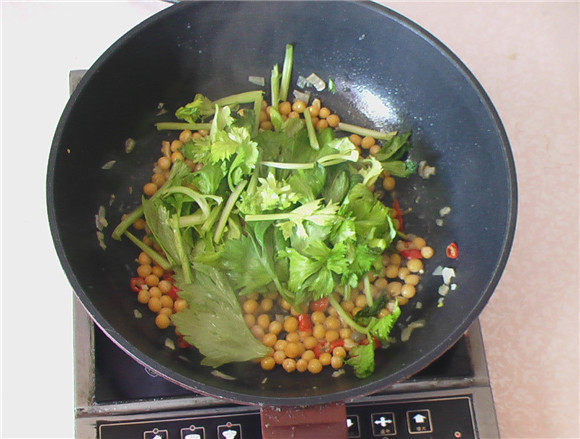 芹菜叶炒豌豆步骤9